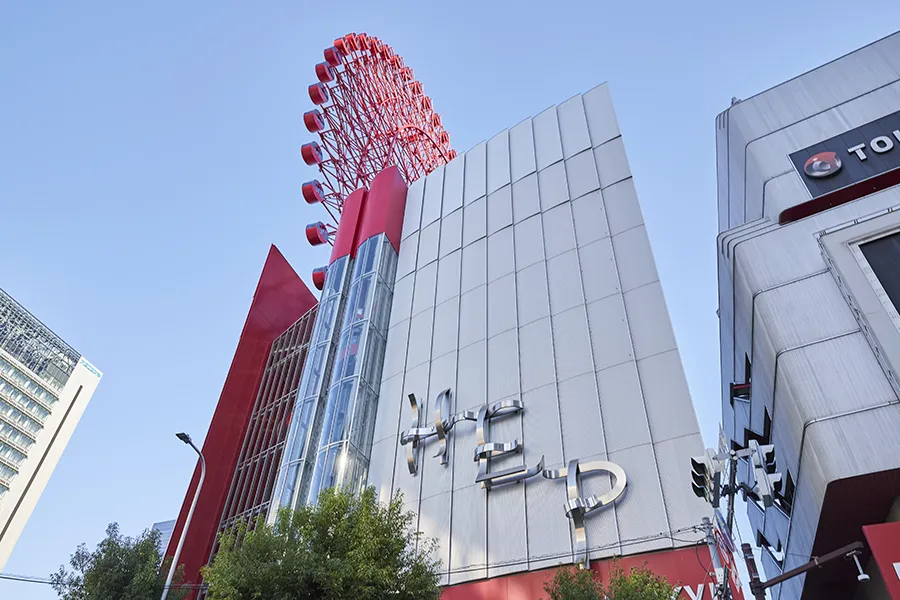 ビルの下から見上げたHEP FIVE観覧車