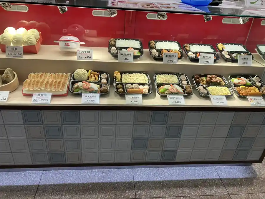551蓬莱本店テイクアウトコーナーのショーケース