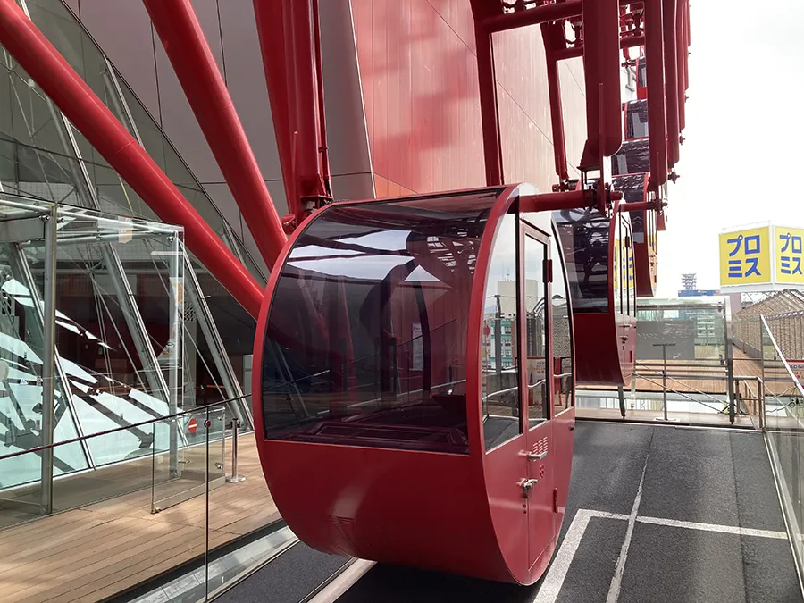 梅田の空に浮かぶ真っ赤なゴンドラ