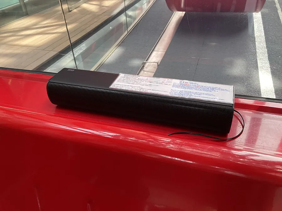 窓のそばに設置されているスピーカー