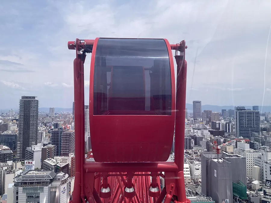青空と真っ赤なゴンドラとのコントラストも美しい風景