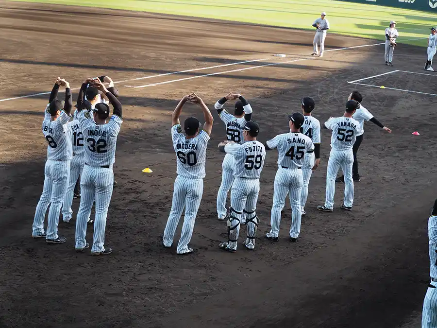 日鉄鋼板SGLスタジアム尼崎で選手が準備運動する様子