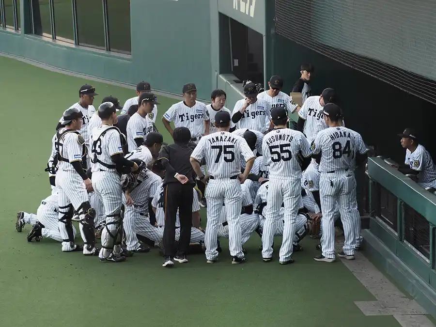 日鉄鋼板SGLスタジアム尼崎で監督のもとにあつまる選手