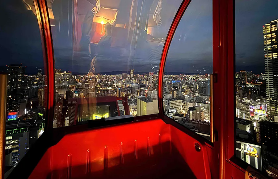 ゴンドラ内はオレンジ色のひかりに照らされる