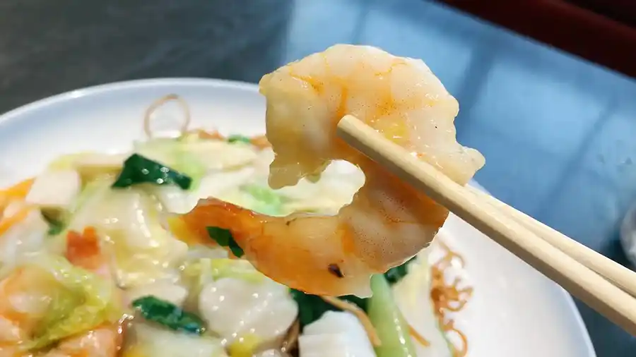 551蓬莱本店レストラン海鮮焼きそばの海老