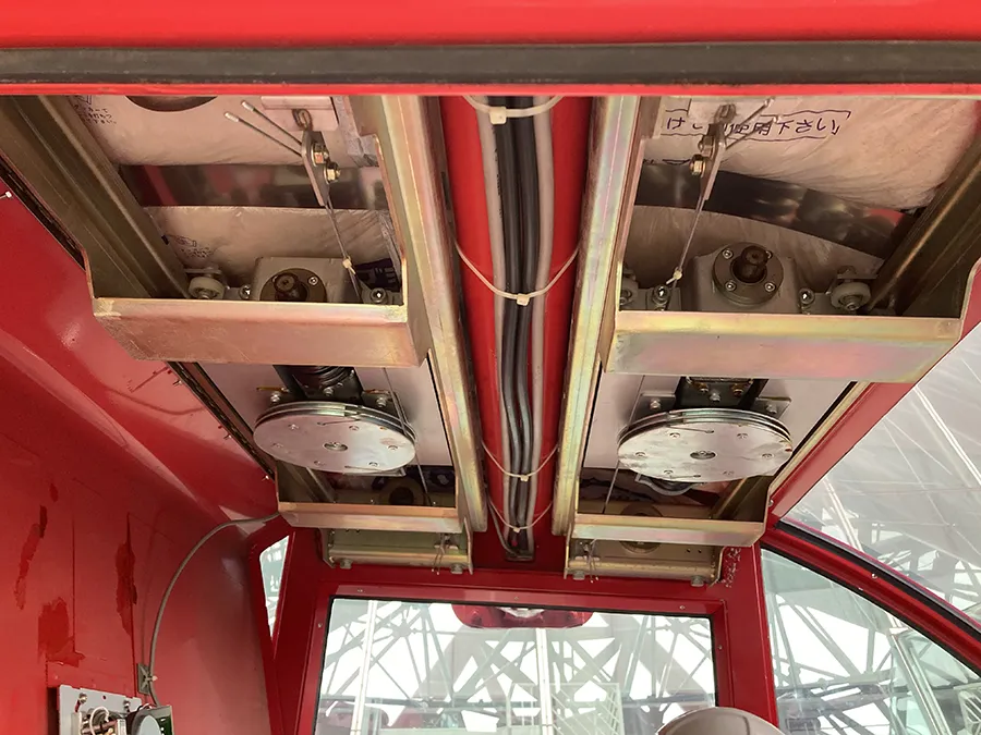 ゴンドラの制震装置などを格納した天井部分