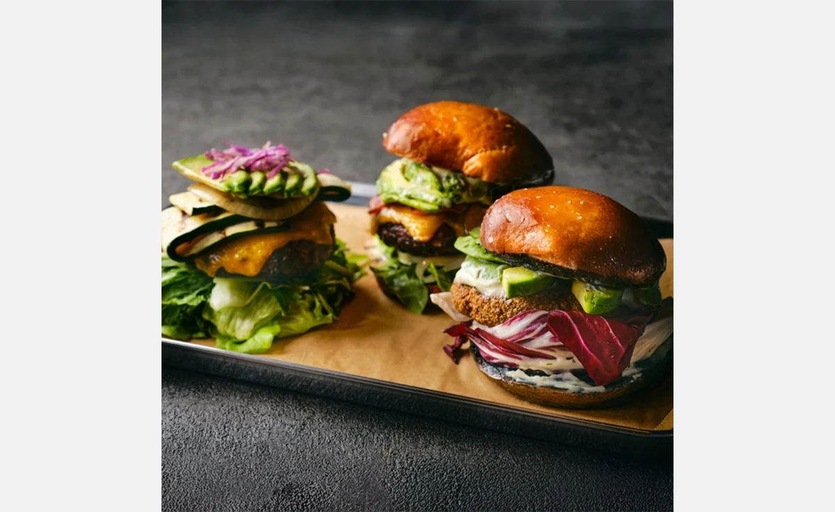 「アロフト大阪堂島」に世界のグルメを楽しめる夏限定バーガートリオが登場