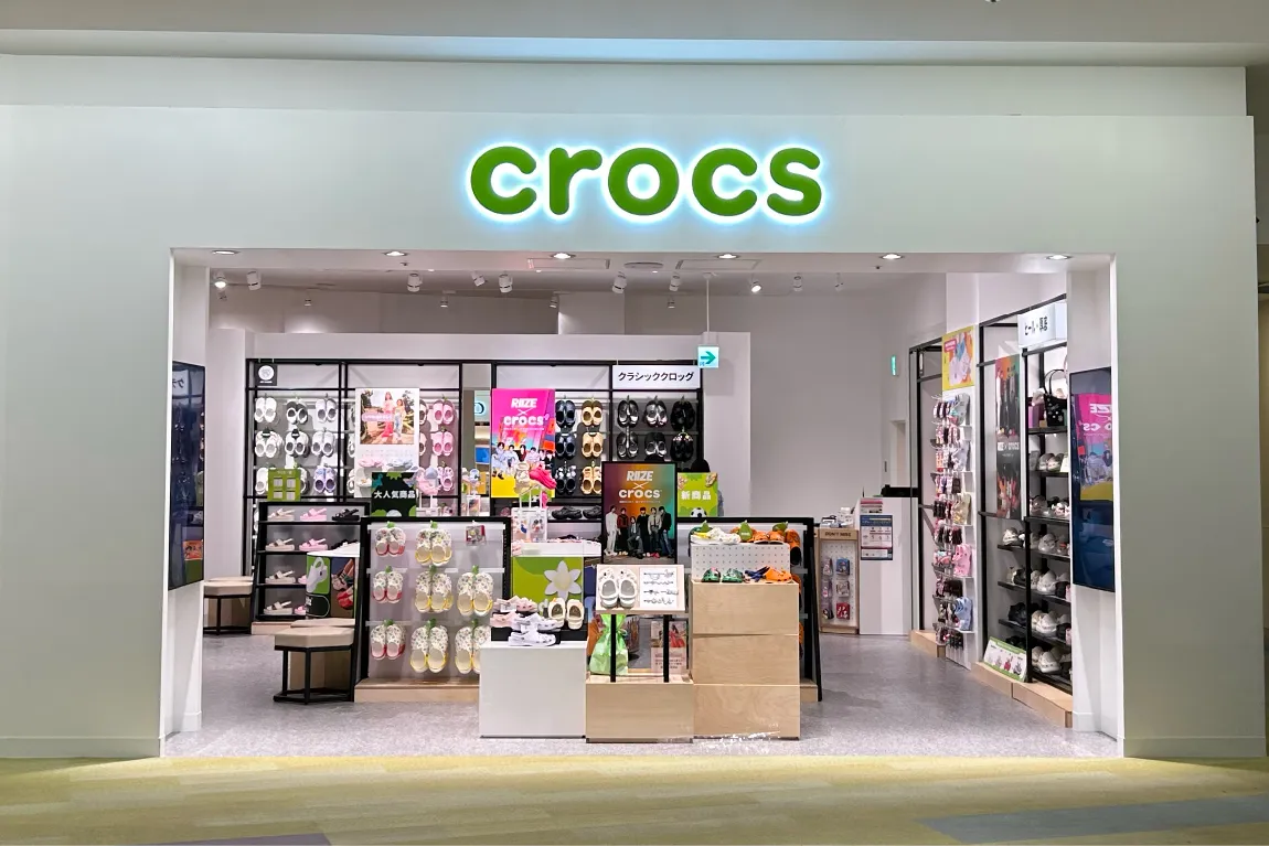 吹田「ららぽーとEXPOCITY」に「crocs」がお目見え！アイコニックなタイプから大人にもぴったりのサンダルなど豊富に揃います