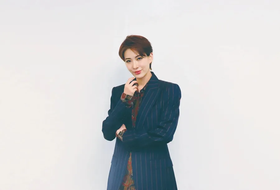 宝塚歌劇団・花組トップスター、永久輝せあ（とわきせあ）さんインタビュー　大人気ゲームシリーズ原作のお芝居とロマンチック・レビューの2本立て