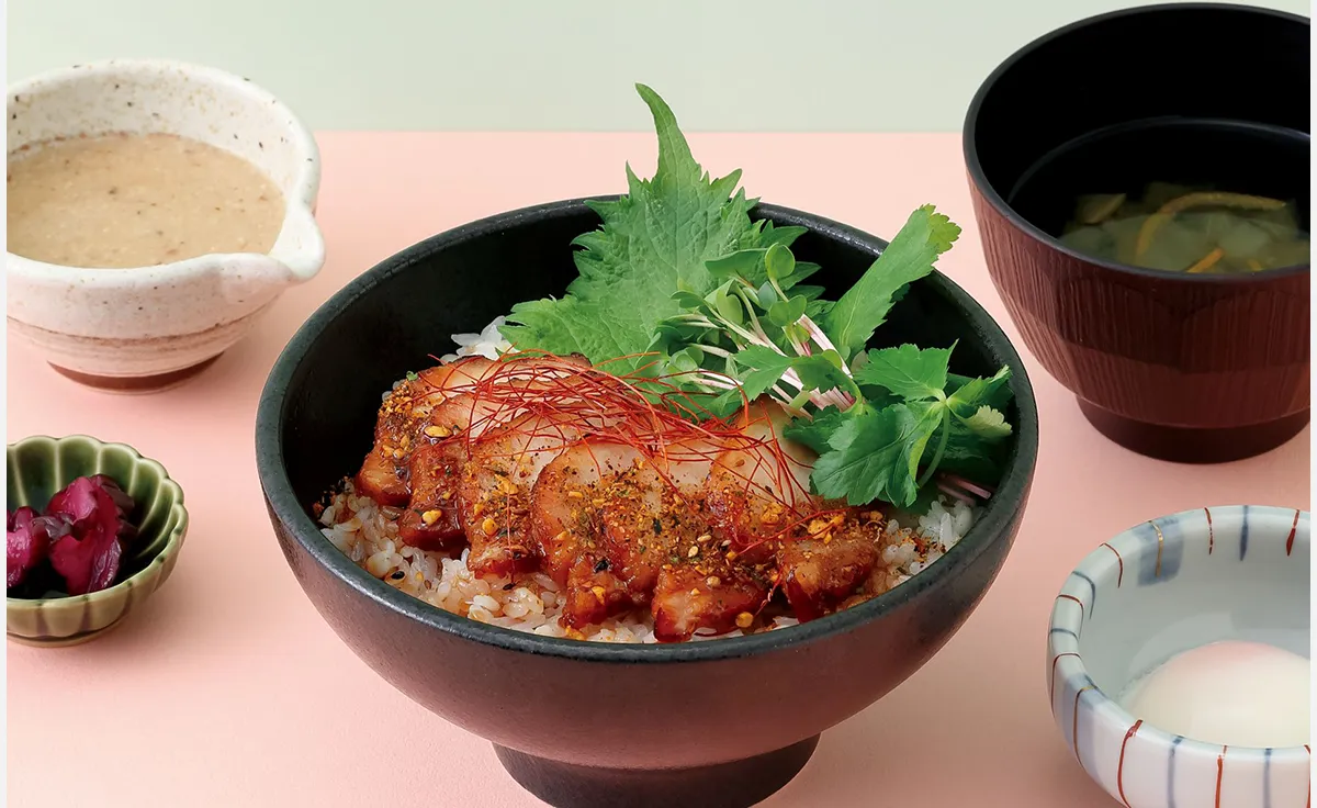 和スパイス香る炙り豚バラ丼が、阪急西宮ガーデンズ「黒十ヤ」で期間限定販売
