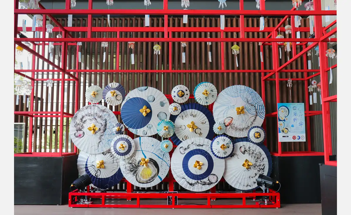京都水族館が、風鈴×京和傘の和空間で京の夏を涼やかに愉しむイベントを開催中