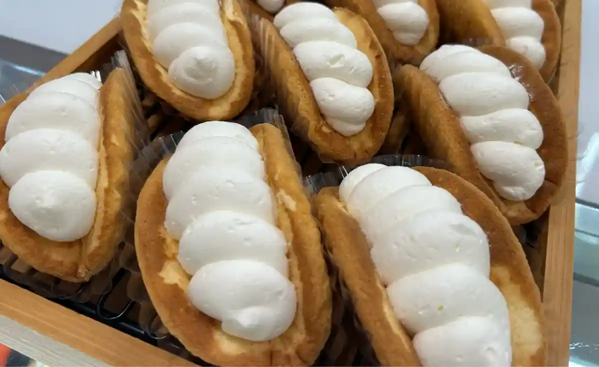 6／9から「パティスリー モンシェール 阪急うめだ本店」の店内キッチンが稼働。出来たてクリームが幸福の「クリームオムレット」に行列です