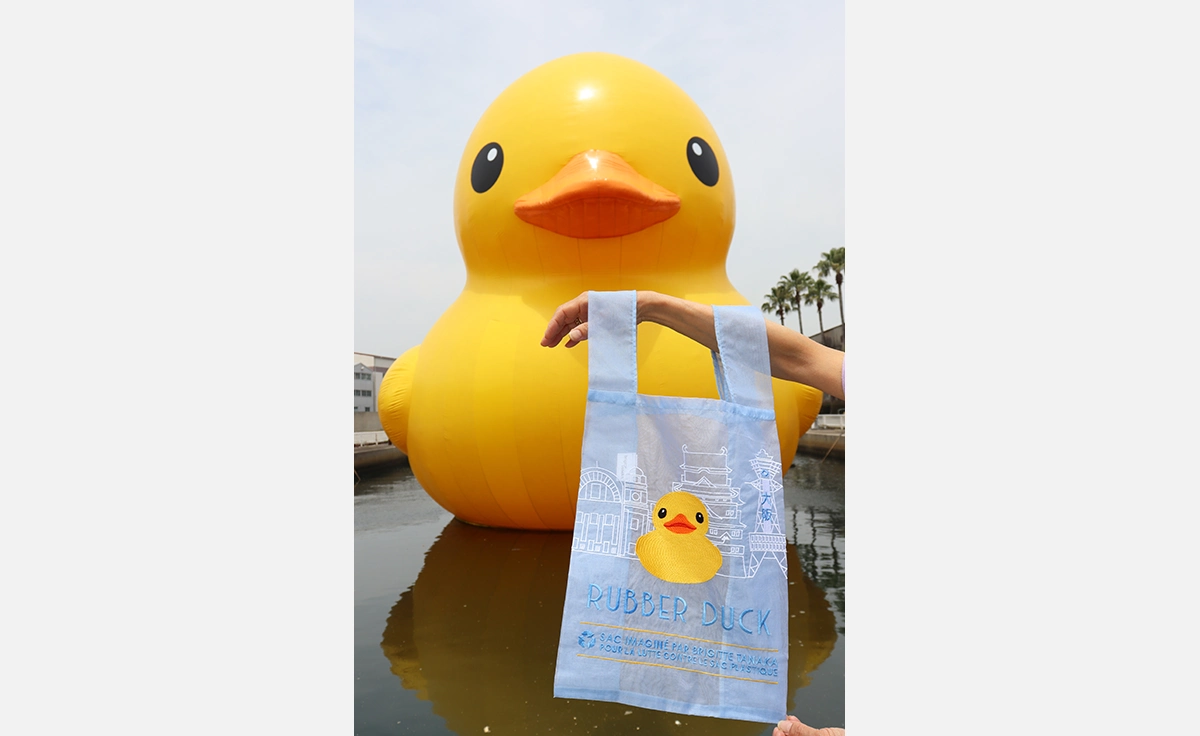 巨大なアヒルのアート作品・ラバー・ダック展示に合わせ、Brigitte Tanakaとコラボ！オーガンジーバッグ限定販売