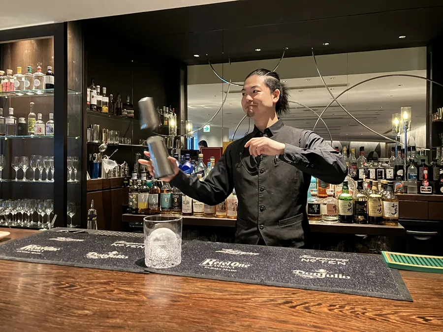 カクテルを作るThe BARのバーテンダー