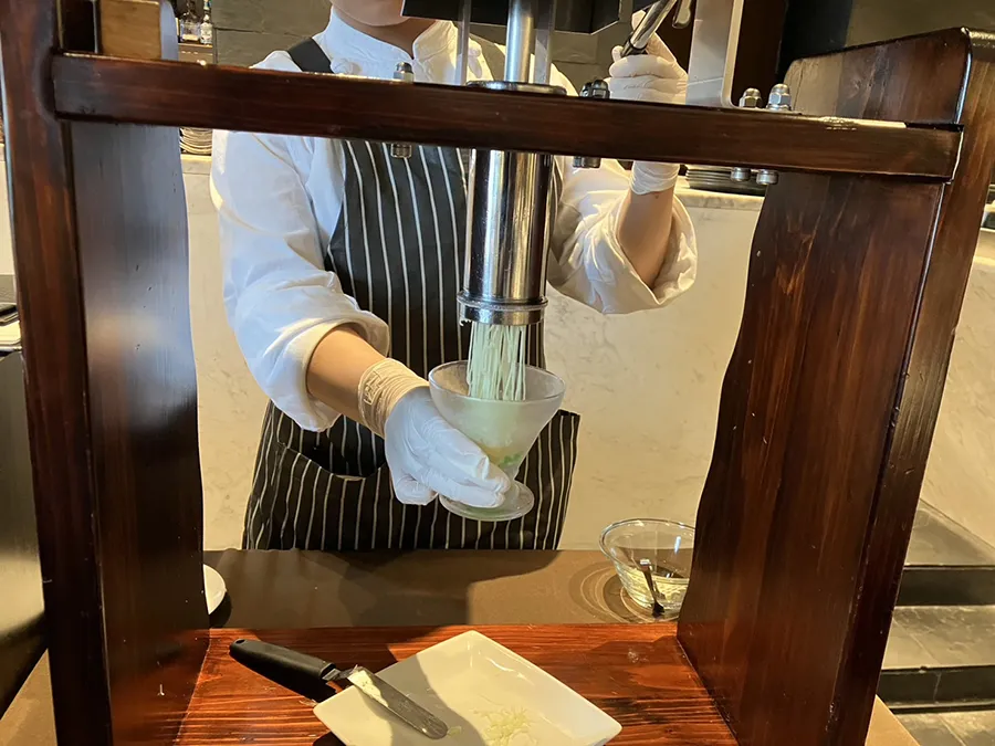 XEX WESTのスイーツブッフェのメロンブランを絞る様子