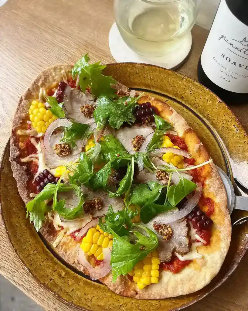 おばんざいとお酒 うきわ クリスピーピザ ローストポークととうもろこし