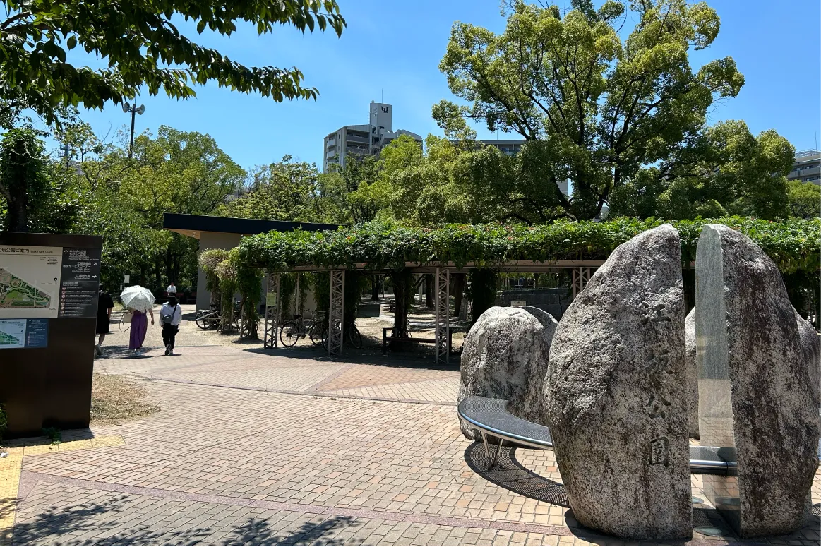 吹田市「江坂公園 つどいの広場」のウッドデッキで、10〜18時の間、涼やかなミストシャワーが稼働中！