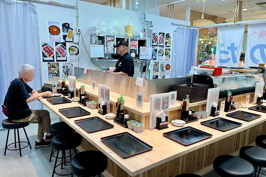 天満市場内にオープンした「寿司屋のだ」の店内