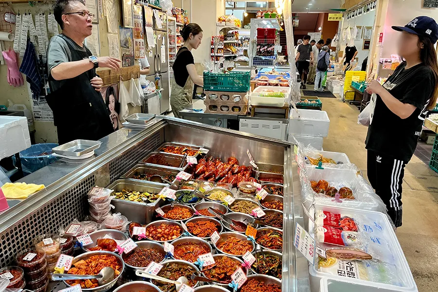 キムチが豊富な天満市場の韓国惣菜店外観