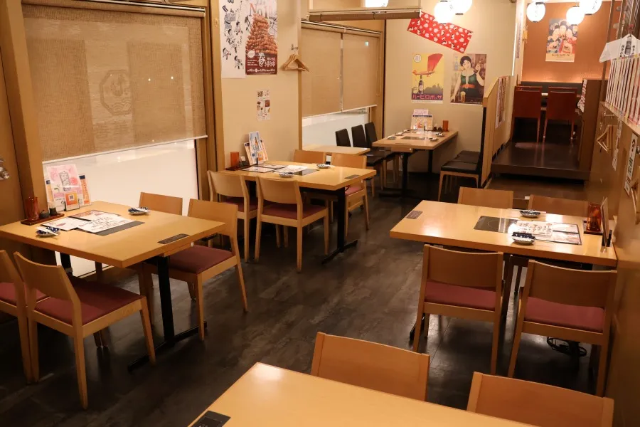 女性も入りやすい博多華善の店内