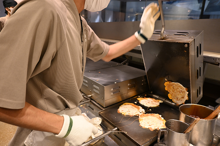 阪神名物いか焼きを焼く様子