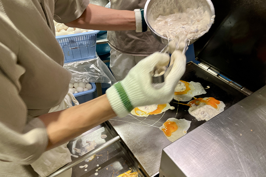 阪神名物いか焼きを焼く様子