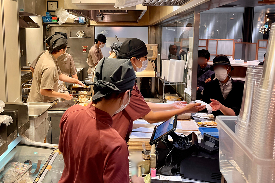 阪神名物いか焼き接客の様子