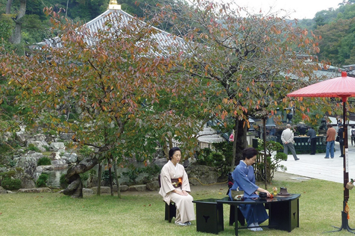 紅葉の中で抹茶を楽しむ茶会。宝塚・清荒神清澄寺「秋の茶会（野点席）」11月16日（日）開催
