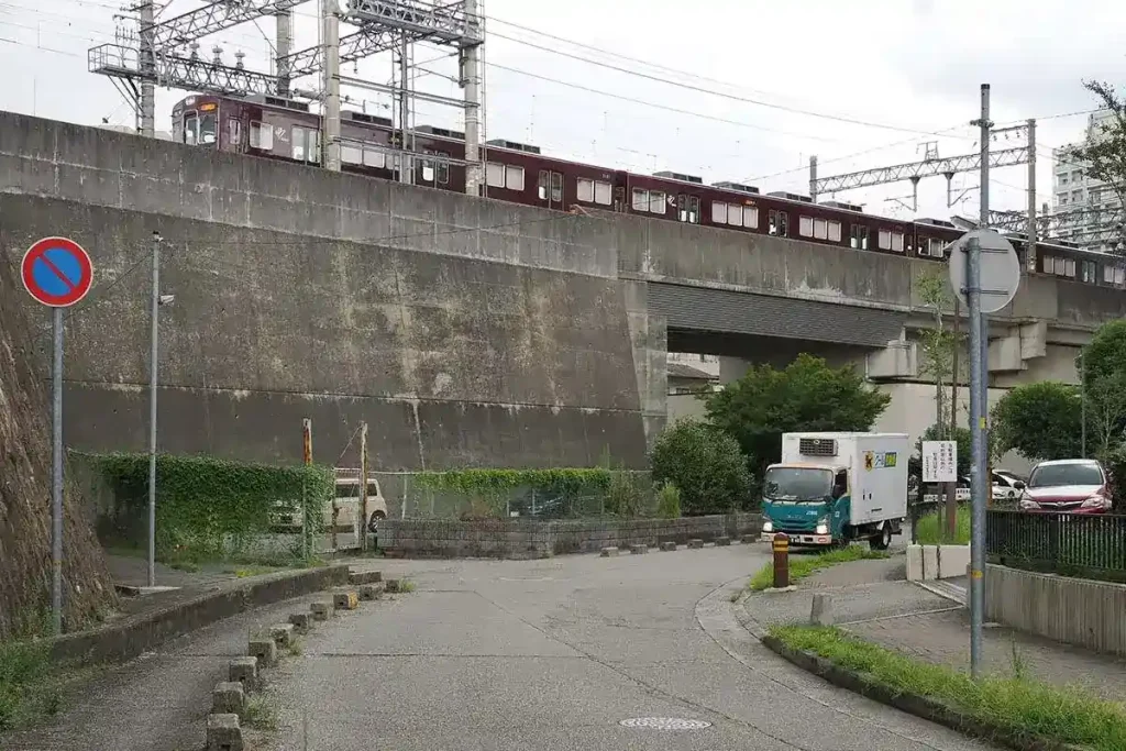 川西能勢口駅 急カーブ 現在