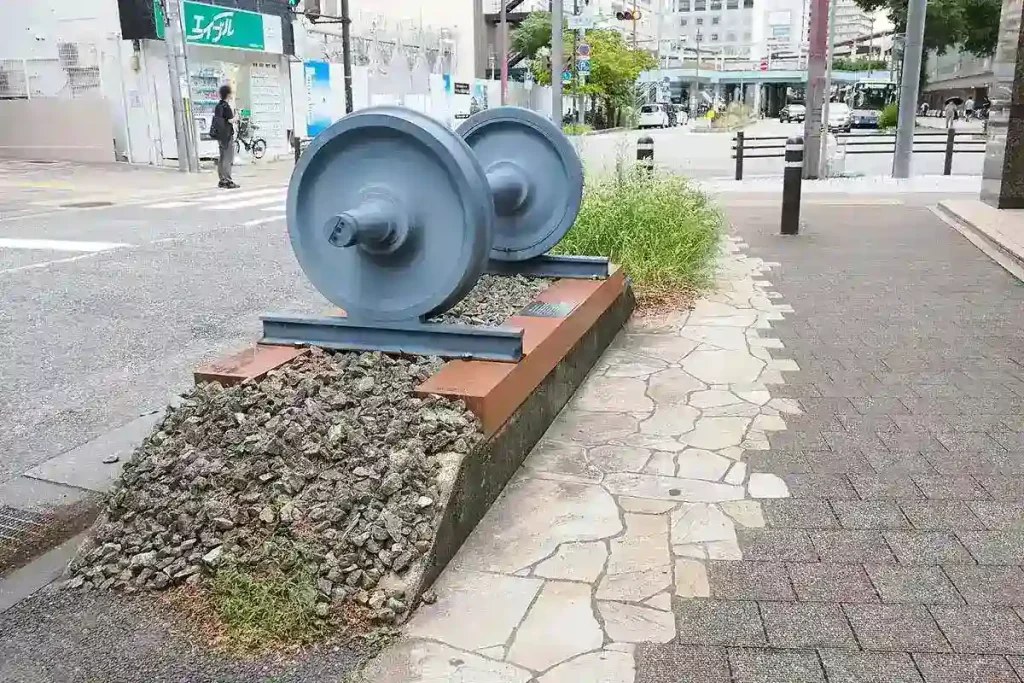 川西能勢口駅 線路跡のモニュメント