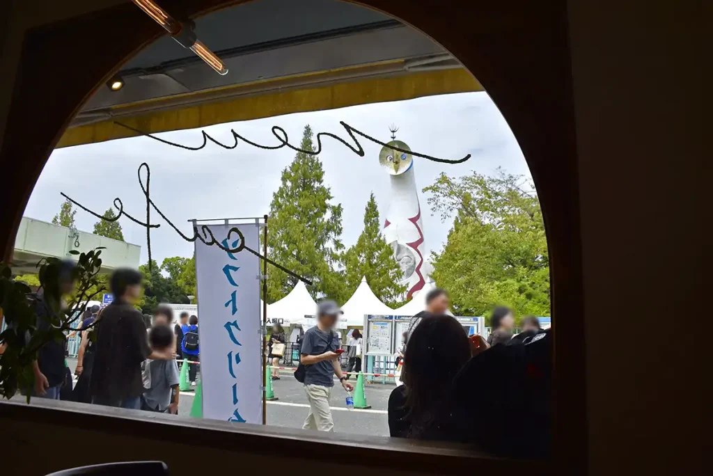 万博記念公園のノイカフェの店内からの景色