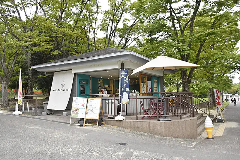 万博記念公園のナゲットナゲットの外観