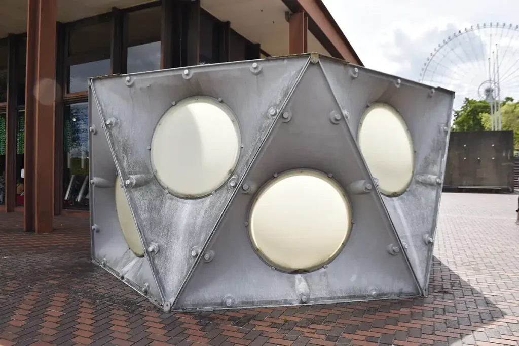 万博記念公園のタワーオブジェ