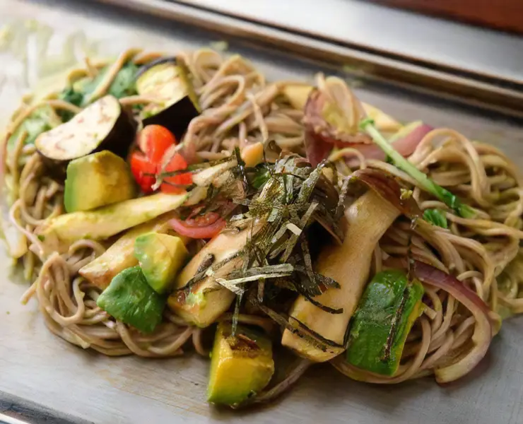 京ちゃばなのアボカド黒焼きそば :1,090円(税込)~