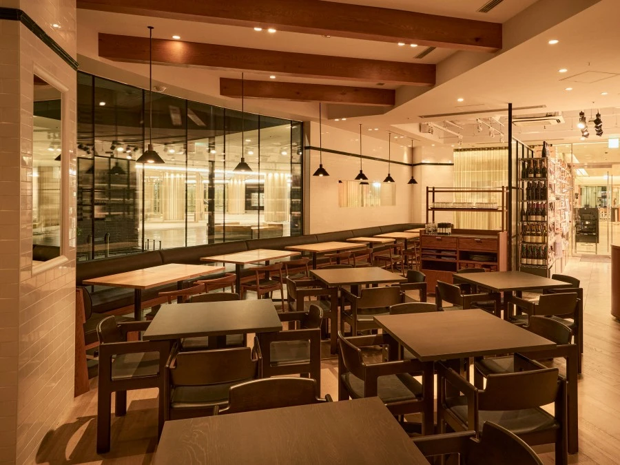 DEAN&DELUCAの夜の内観(マーケットテーブル)