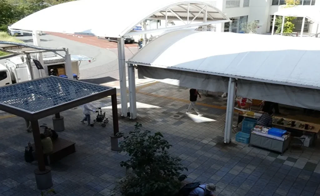 「dios北千里」 駅前広場