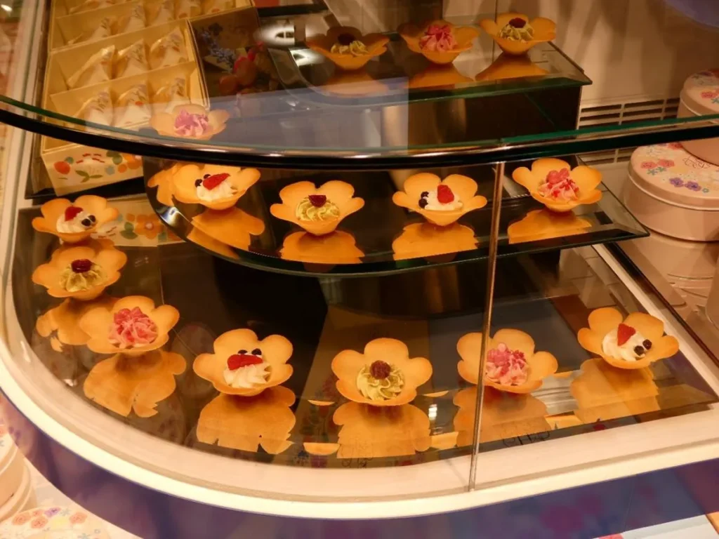 花ラングのガラスケースに陳列された商品