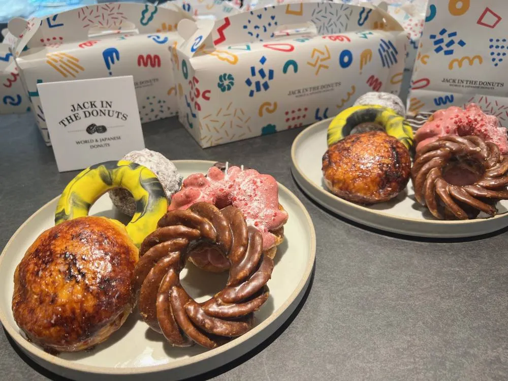 ジャックインザドーナツのカラフルなオリジナルドーナツたち