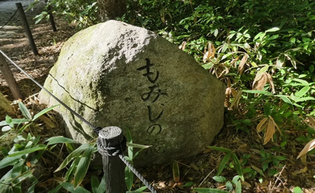 万博 もみじの滝 石像