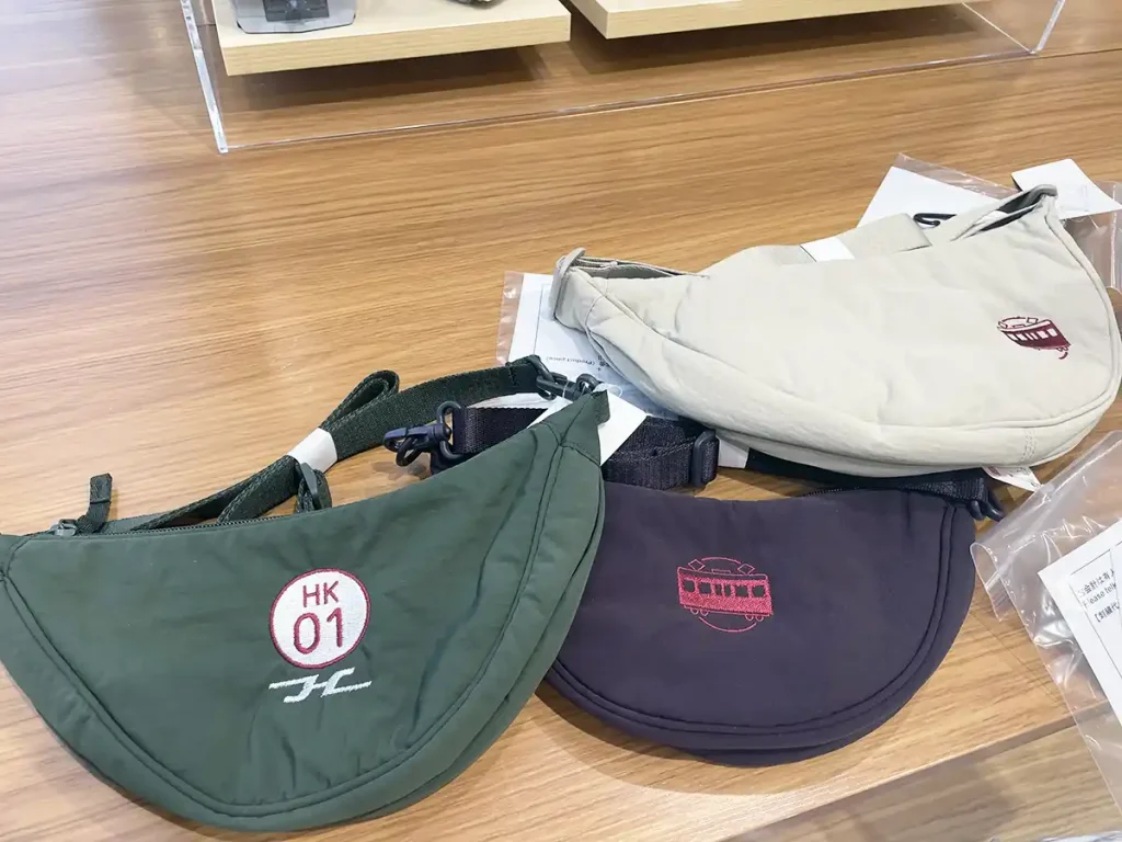 ユニクロウメダ阪急電車のマークを刺繍したバッグ