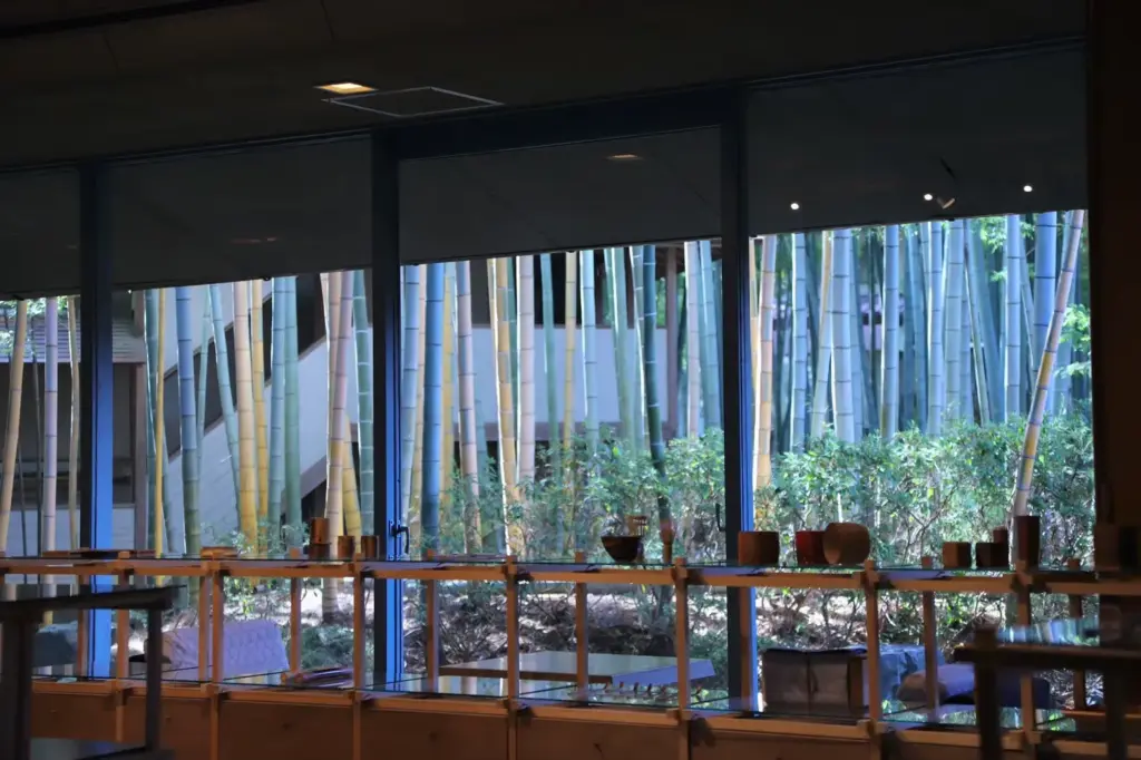 chikubuen 1階ガラス越し