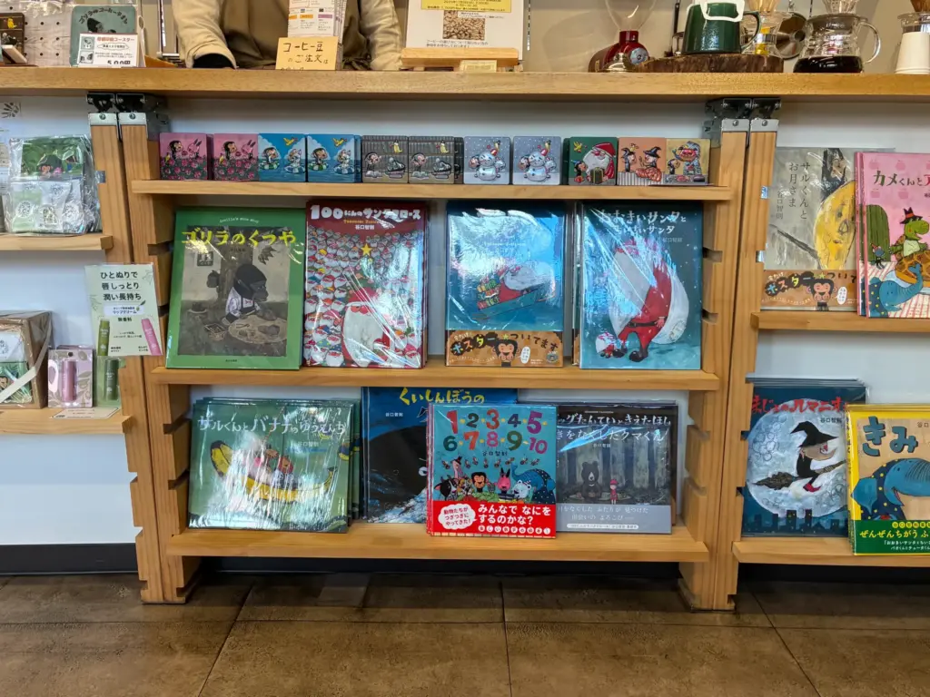 カフェ内の絵本
