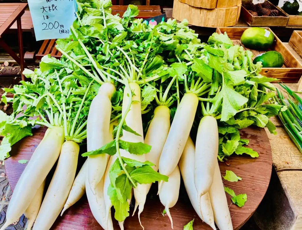 店頭に並ぶダイコン、お菓子と森のカフェ foret(フォレ)