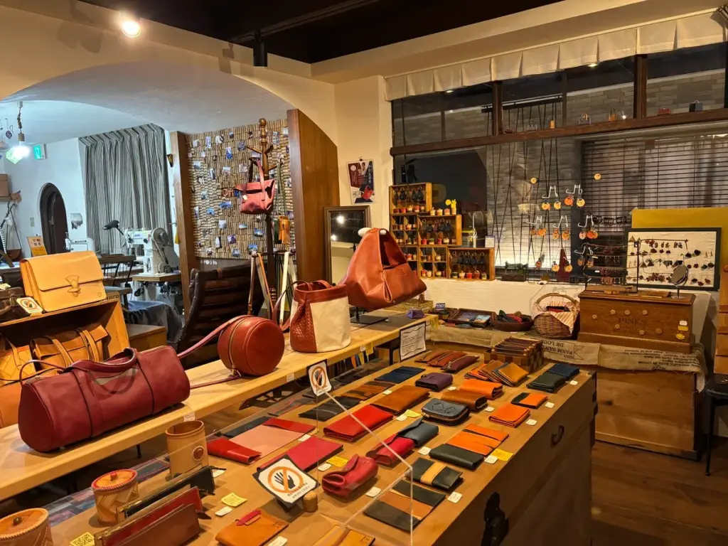 革工房CARICARI　店内