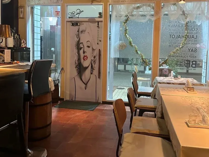 箕面駅もみじストリート｜ワインバー｜気さくな女性オーナーがいる隠れ家を発見。ひとりでも、グループでも。 