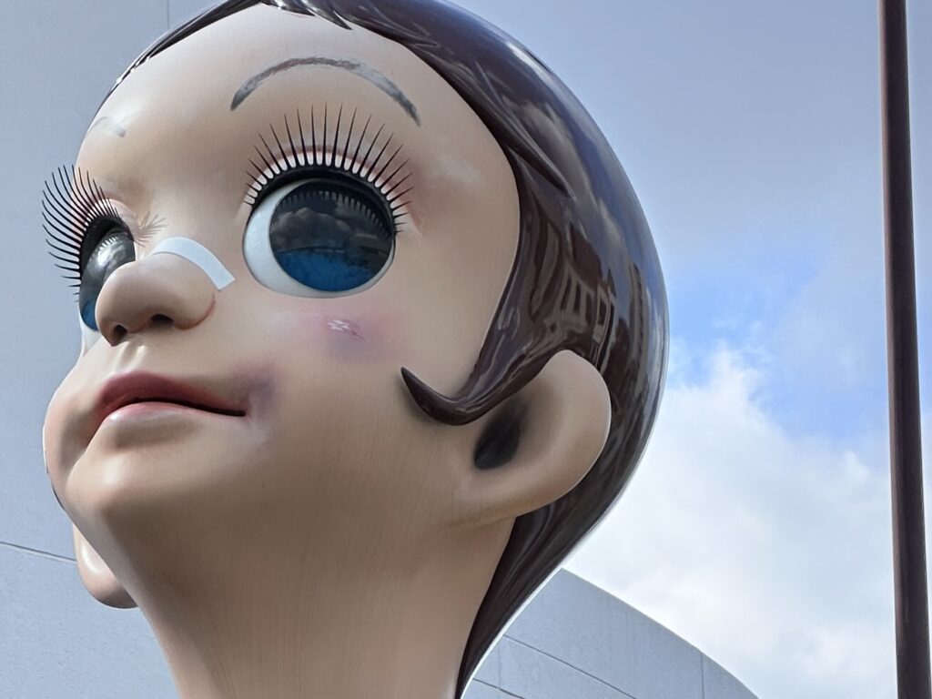 サン・チャイルドの頬は傷ついている