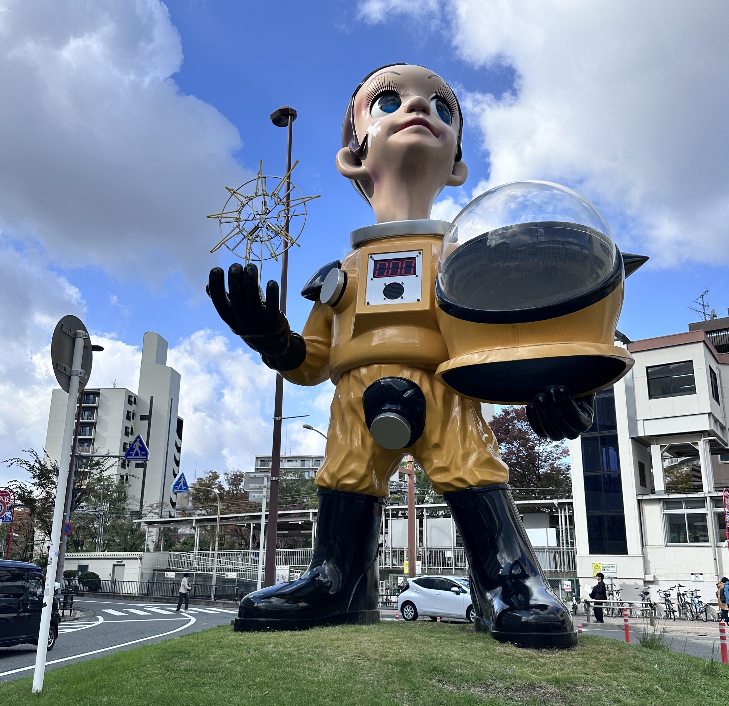 南茨木駅ロータリーを明るく照らすサン・チャイルド、見るだけで元気になれる