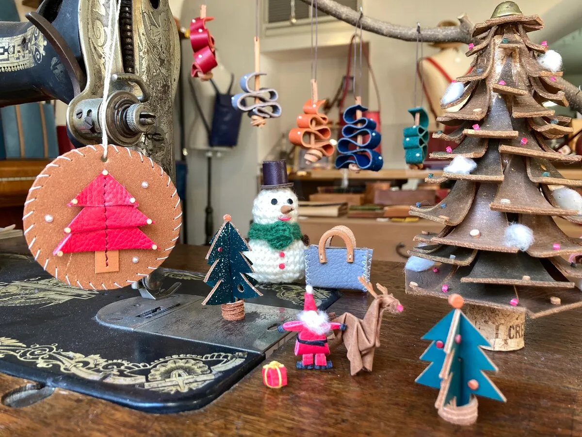 牧落｜革細工の工房発｜今年のクリスマスはひと味違う！皮革オーナメントでツリーを飾り付けましょう