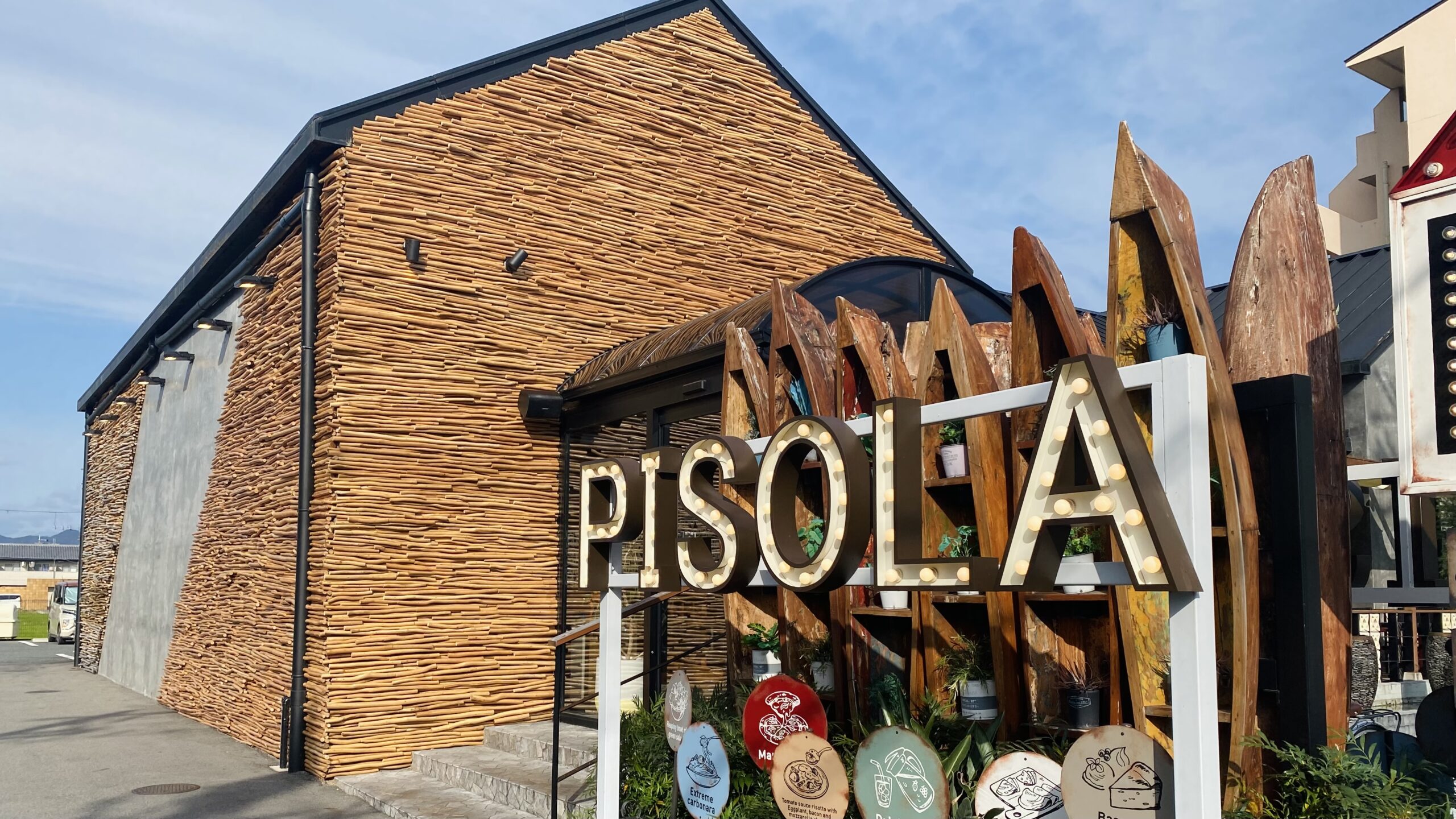 本格釜焼きピッツァ！南国リゾートカフェ“PISOLA(ピソラ)”