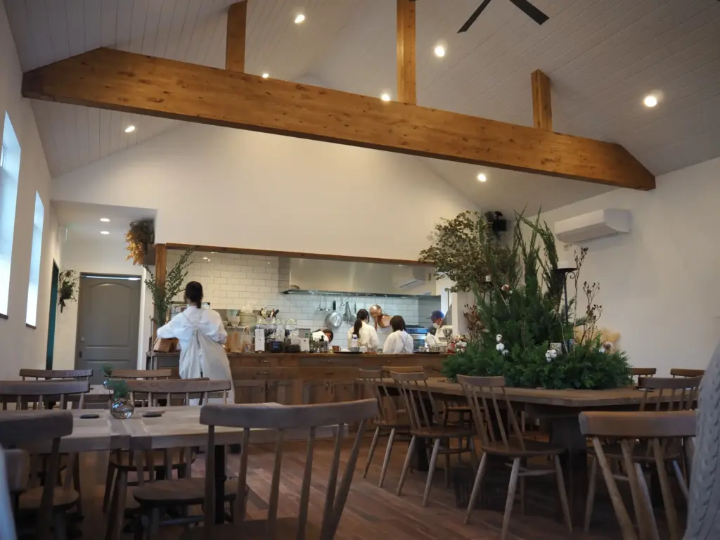 cafe gunnii白とナチュラルな店内